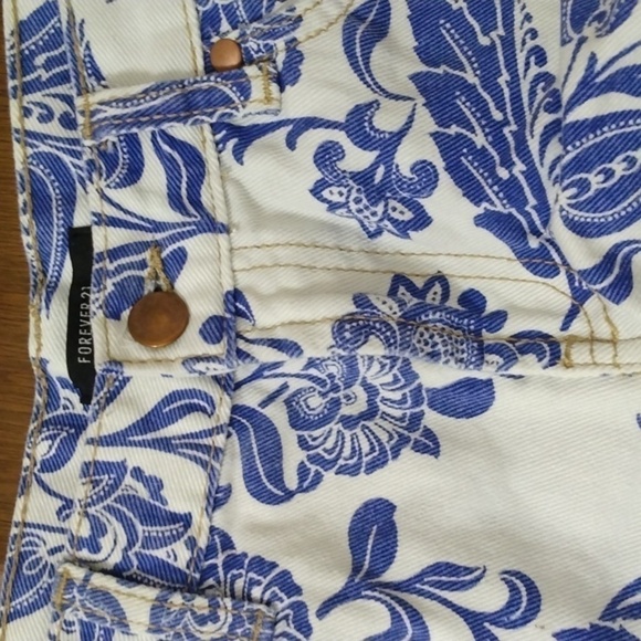 Forever 21 White &Blue Print Denim Shorts size 28 - Picture 2 of 5